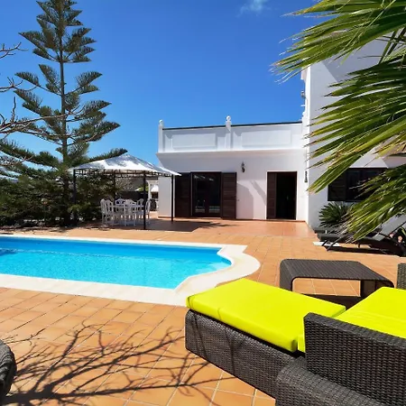 Comfortable Holiday In Yaiza With Swimming Pool Tatil Evi